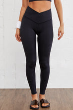 Load image into Gallery viewer, Black Arched Waist Seamless Active Leggings
