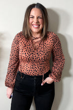 Load image into Gallery viewer, Leopard Plus Size Puff Sleeve V Neck Lace-up Slim Top