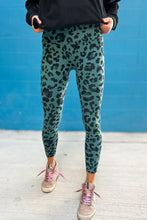 Load image into Gallery viewer, Classic Leopard Print Active Leggings
